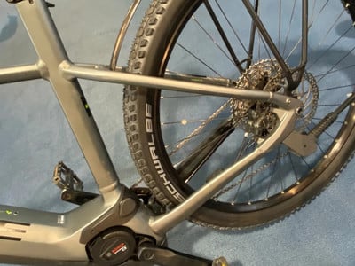 Nahaufnahme des Hinterrads eines E-Bikes mit Bosch Mittelmotor und Schaltung. Nahaufnahme des Hinterrads eines E-Bikes mit Bosch Mittelmotor und Schaltung.