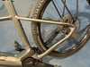 Nahaufnahme des Hinterrads eines E-Bikes mit Bosch Mittelmotor und Schaltung.