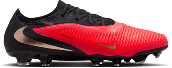 Ein roter Nike Fußballschuh mit schwarzem Stoff und goldenem Logo.