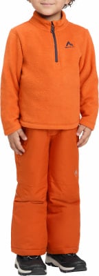 Junge in orangefarbenem Fleece-Pullover und Winterhose mit schwarzen Schuhen. Junge in orangefarbenem Fleece-Pullover und Winterhose mit schwarzen Schuhen.
