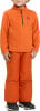 Junge in orangefarbenem Fleece-Pullover und Winterhose mit schwarzen Schuhen.