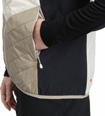 Detail einer Jacke mit beige und schwarzen Einsätzen, Hand in der Tasche. Detail einer Jacke mit beige und schwarzen Einsätzen, Hand in der Tasche.