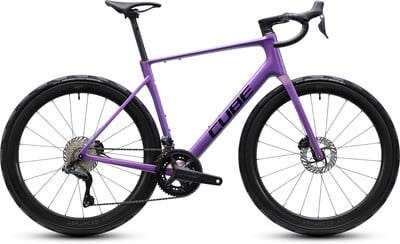 Lila Cube Rennrad mit schwarzen Felgen und Details. Lila Cube Rennrad mit schwarzen Felgen und Details.