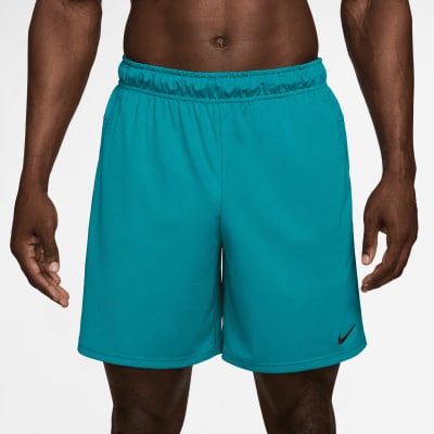 Nike Herrenshorts mit elastischem Bund und Logo. Nike Herrenshorts mit elastischem Bund und Logo.