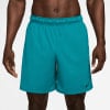 Nike Herrenshorts mit elastischem Bund und Logo.
