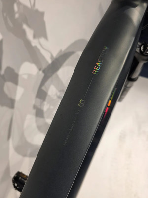 Teil eines schwarzen Mountainbike-Rahmens mit dem Schriftzug Reaction und Größenangabe. Teil eines schwarzen Mountainbike-Rahmens mit dem Schriftzug Reaction und Größenangabe.
