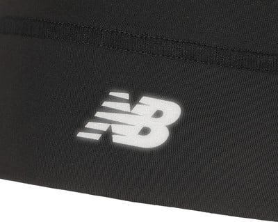Detail schwarzer Kleidung mit New Balance Logo Detail schwarzer Kleidung mit New Balance Logo