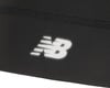 Detail schwarzer Kleidung mit New Balance Logo