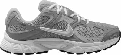 Šedé bežecké topánky Nike s bielym logom a šnúrkami. Šedé bežecké topánky Nike s bielym logom a šnúrkami.