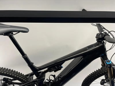 Schwarzes Mountainbike mit Federung und Sattel vor weißem Hintergrund. Schwarzes Mountainbike mit Federung und Sattel vor weißem Hintergrund.