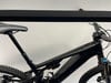 Schwarzes Mountainbike mit Federung und Sattel vor weißem Hintergrund.
