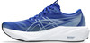 Blauer Laufschuh mit weißer Sohle und Markenlogo.