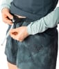 Detail einer Damen-Laufshorts mit verstellbarem Bund und Logo
