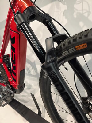 Teil eines roten E-Bikes mit Federgabel und Reifen. Teil eines roten E-Bikes mit Federgabel und Reifen.