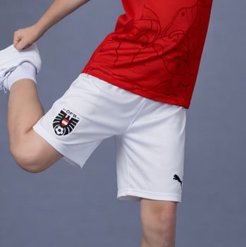 Person in rotem Trikot und weißer Hose mit dem Logo des Österreichischen Fußballbundes.