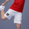 Person in rotem Trikot und weißer Hose mit dem Logo des Österreichischen Fußballbundes.