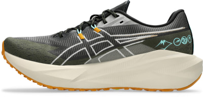 Dieser Laufschuh hat ein khaki Obermaterial mit weißen Streifen und eine cremefarbene Sohle.