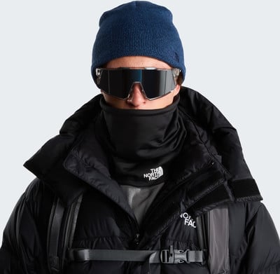 Mann in schwarzer Jacke, blauer Mütze und Skibrille mit Schlauchschal. Mann in schwarzer Jacke, blauer Mütze und Skibrille mit Schlauchschal.