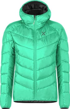 Grüne Daunenjacke mit Kapuze und Logo auf der Brust.