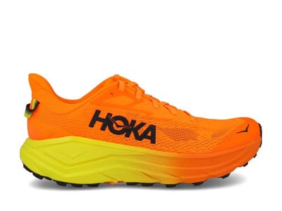 Oranžová běžecká bota Hoka s žlutou podrážkou a černým logem.