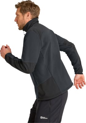 Ein Mann in einer dunklen Jacke läuft mit bewegten Armen. Ein Mann in einer dunklen Jacke läuft mit bewegten Armen.