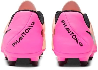 A PHANTOM GX feliratú rózsaszín futballcipők hátulnézete. A PHANTOM GX feliratú rózsaszín futballcipők hátulnézete.