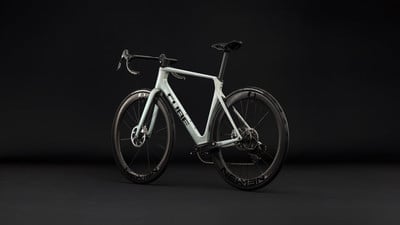 Modernes Rennrad der Marke CUBE mit aerodynamischem Rahmen und Carbonfelgen. Modernes Rennrad der Marke CUBE mit aerodynamischem Rahmen und Carbonfelgen.