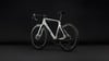 Modernes Rennrad der Marke CUBE mit aerodynamischem Rahmen und Carbonfelgen.