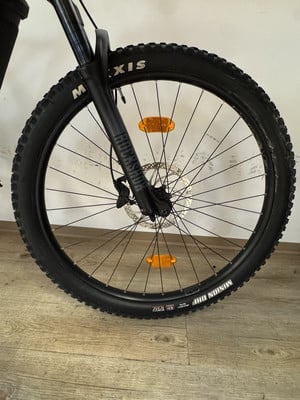 Vorderrad eines Mountainbikes mit RockShox-Federung und Maxxis-Reifen. Vorderrad eines Mountainbikes mit RockShox-Federung und Maxxis-Reifen.