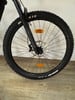 Vorderrad eines Mountainbikes mit RockShox-Federung und Maxxis-Reifen.