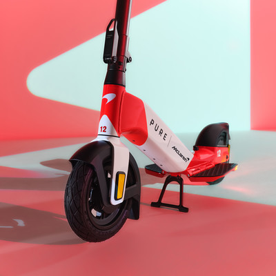 Ein PURE E-Scooter mit McLaren-Logo und der Nummer 12 in Rot-Weiß. Ein PURE E-Scooter mit McLaren-Logo und der Nummer 12 in Rot-Weiß.