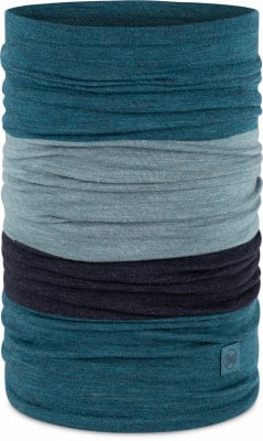 Ein dunkelblauer Schlauchschal mit vier Streifen in verschiedenen Blau- und Türkistönen. Ein dunkelblauer Schlauchschal mit vier Streifen in verschiedenen Blau- und Türkistönen.