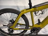 Ein gelbes E-Bike mit Rahmendetails und Schaltwerk.