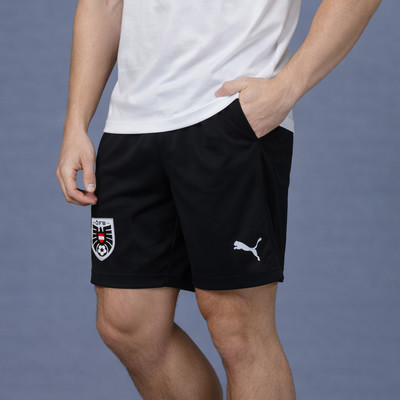 Ein Mann in schwarzen Shorts mit dem Logo des Österreichischen Fußballbundes und dem Puma-Logo.