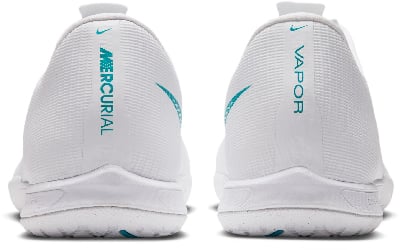Zadní pohled na bílé fotbalové kopačky Nike s nápisem Mercurial. Zadní pohled na bílé fotbalové kopačky Nike s nápisem Mercurial.