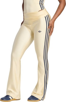 Damen-Hose in Cremefarben von Adidas mit dunkelblauen Streifen und Logo. Damen-Hose in Cremefarben von Adidas mit dunkelblauen Streifen und Logo.