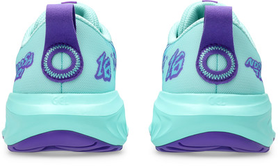 Zwei türkisfarbene Schuhe mit lila Details und GEL-Logo. Zwei türkisfarbene Schuhe mit lila Details und GEL-Logo.