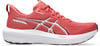 Egy rózsaszín Asics GT-1000 14 futócipő fehér talppal és FFBlast logóval.