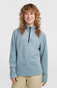 Junges Mädchen mit lockigem Haar in einem blauen Fleece-Pullover mit kurzem Reißverschluss.