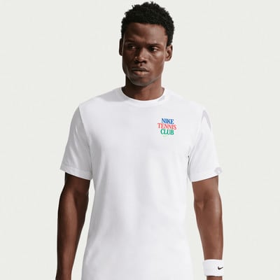 Ein Mann im weißen T-Shirt mit dem Nike Tennis Club Logo auf der Brust.
