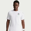 Ein Mann im weißen T-Shirt mit dem Nike Tennis Club Logo auf der Brust.