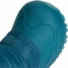 Detail der Sohle und des Textilteils eines blauen Kinderschuhs mit Gummikappe.