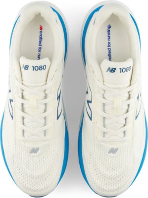 Oberansicht von weißen New Balance 1080 Laufschuhen mit blauen Akzenten. Oberansicht von weißen New Balance 1080 Laufschuhen mit blauen Akzenten.
