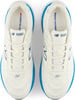 Oberansicht von weißen New Balance 1080 Laufschuhen mit blauen Akzenten.