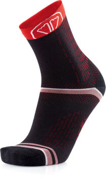 Schwarzer Socken mit rotem Bund und Muster, Streifen am Spann.