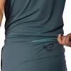 Detail von Herrenbekleidung mit Reißverschlusstasche und Logo.