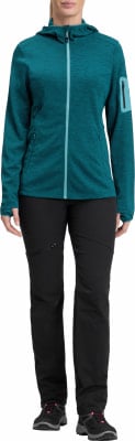 Frau in dunkelblauer Fleecejacke mit Kapuze und schwarzer Hose. Frau in dunkelblauer Fleecejacke mit Kapuze und schwarzer Hose.