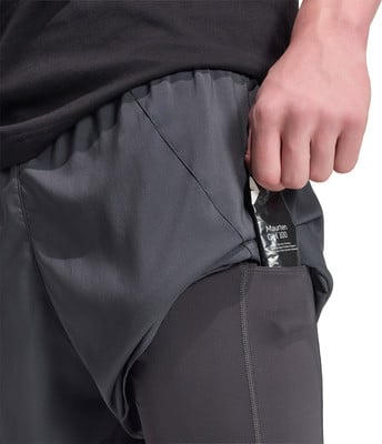 Ein Mann steckt sich einen Gelbeutel in die Shortstasche. Ein Mann steckt sich einen Gelbeutel in die Shortstasche.