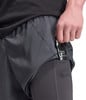 Ein Mann steckt sich einen Gelbeutel in die Shortstasche.