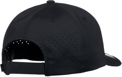 Schwarze Kappe mit perforierten Einsätzen und verstellbarem Riemen hinten. Schwarze Kappe mit perforierten Einsätzen und verstellbarem Riemen hinten.